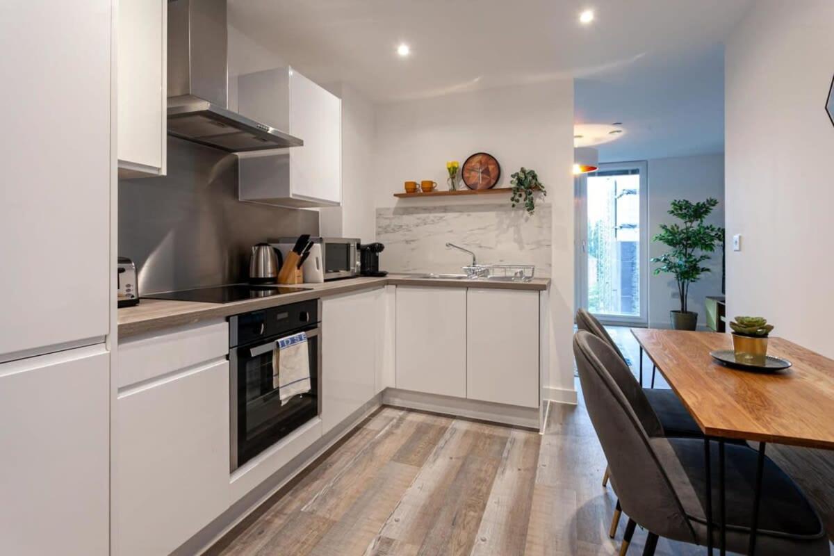 Superb 2 Bed Flat 5Min To Old Trafford Stadium Манчестер Экстерьер фото